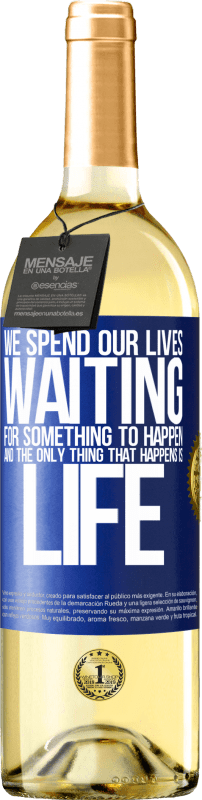 29,95 € Бесплатная доставка | Белое вино Издание WHITE Мы проводим свою жизнь в ожидании чего-то, и единственное, что происходит, это жизнь Синяя метка. Настраиваемая этикетка Молодое вино Урожай 2023 Verdejo