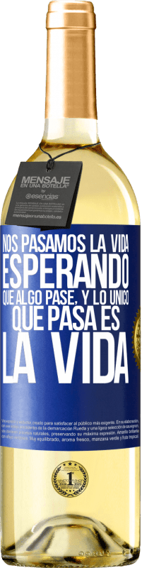 29,95 € Envío gratis | Vino Blanco Edición WHITE Nos pasamos la vida esperando que algo pase, y lo único que pasa es la vida Etiqueta Azul. Etiqueta personalizable Vino joven Cosecha 2025 Verdejo