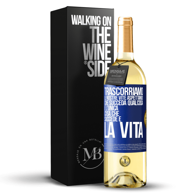 29,95 € Spedizione Gratuita | Vino bianco Edizione WHITE Trascorriamo le nostre vite aspettando che succeda qualcosa e l'unica cosa che succede è la vita Etichetta Blu. Etichetta personalizzabile Vino giovane Raccogliere 2024 Verdejo