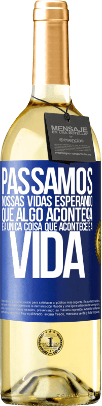 29,95 € | Vinho branco Edição WHITE Passamos nossas vidas esperando que algo aconteça, e a única coisa que acontece é a vida Etiqueta Azul. Etiqueta personalizável Vinho jovem Colheita 2024 Verdejo