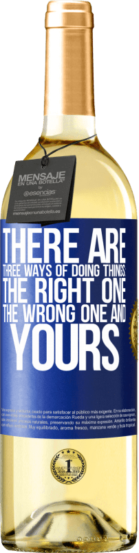 29,95 € | White Wine WHITE Edition There are three ways of doing things: the right one, the wrong one and yours Blue Label. Customizable label Young wine Harvest 2022 Verdejo
