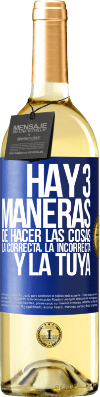 29,95 € Envío gratis | Vino Blanco Edición WHITE Hay tres maneras de hacer las cosas: la correcta, la incorrecta y la tuya Etiqueta Azul. Etiqueta personalizable Vino joven Cosecha 2025 Verdejo