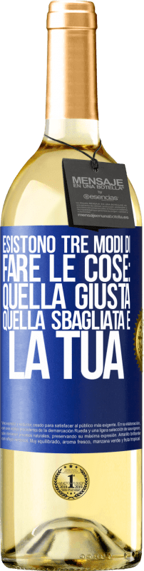 29,95 € Spedizione Gratuita | Vino bianco Edizione WHITE Esistono tre modi di fare le cose: quella giusta, quella sbagliata e la tua Etichetta Blu. Etichetta personalizzabile Vino giovane Raccogliere 2025 Verdejo
