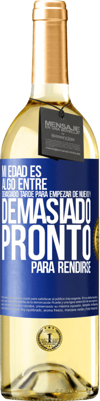 29,95 € Envío gratis | Vino Blanco Edición WHITE Mi edad es algo entre… Demasiado tarde para empezar de nuevo y… demasiado pronto para rendirse Etiqueta Azul. Etiqueta personalizable Vino joven Cosecha 2023 Verdejo