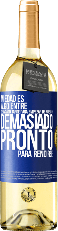 29,95 € | Vino Blanco Edición WHITE Mi edad es algo entre… Demasiado tarde para empezar de nuevo y… demasiado pronto para rendirse Etiqueta Azul. Etiqueta personalizable Vino joven Cosecha 2025 Verdejo