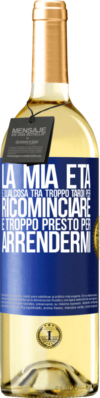 29,95 € | Vino bianco Edizione WHITE La mia età è qualcosa tra ... Troppo tardi per ricominciare e ... troppo presto per arrendermi Etichetta Blu. Etichetta personalizzabile Vino giovane Raccogliere 2025 Verdejo