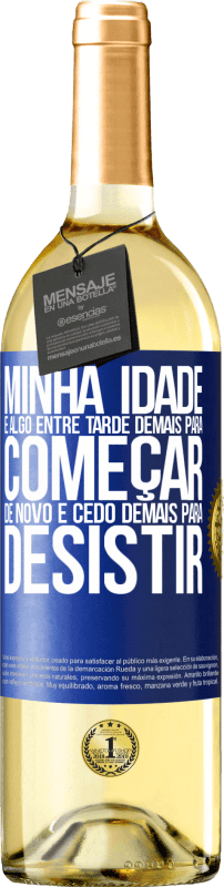 29,95 € | Vinho branco Edição WHITE Minha idade é algo entre ... Tarde demais para começar de novo e ... cedo demais para desistir Etiqueta Azul. Etiqueta personalizável Vinho jovem Colheita 2024 Verdejo