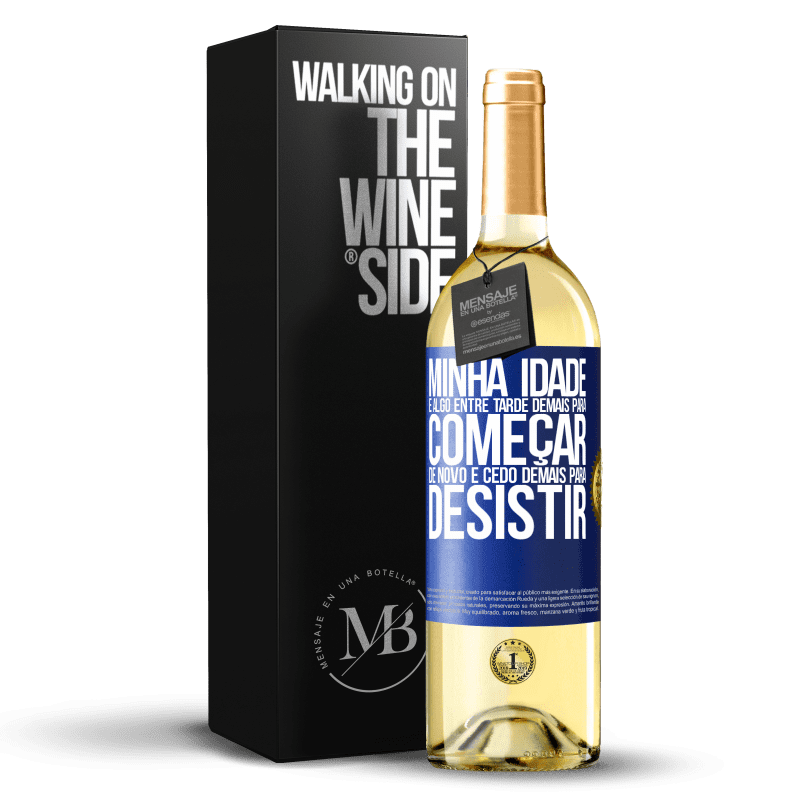 29,95 € Envio grátis | Vinho branco Edição WHITE Minha idade é algo entre ... Tarde demais para começar de novo e ... cedo demais para desistir Etiqueta Azul. Etiqueta personalizável Vinho jovem Colheita 2024 Verdejo