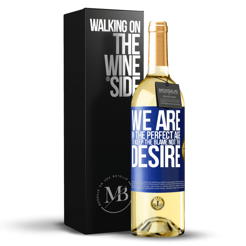 29,95 € 送料無料 | 白ワイン WHITEエディション 私たちは、欲望ではなく、非難を保つのに最適な年齢です 青いタグ. カスタマイズ可能なラベル 若いワイン 収穫 2023 Verdejo