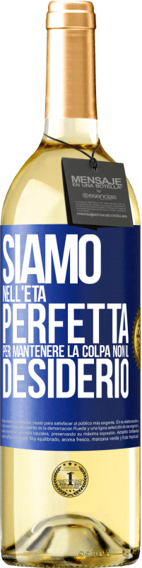 29,95 € Spedizione Gratuita | Vino bianco Edizione WHITE Siamo nell'età perfetta per mantenere la colpa, non il desiderio Etichetta Blu. Etichetta personalizzabile Vino giovane Raccogliere 2025 Verdejo