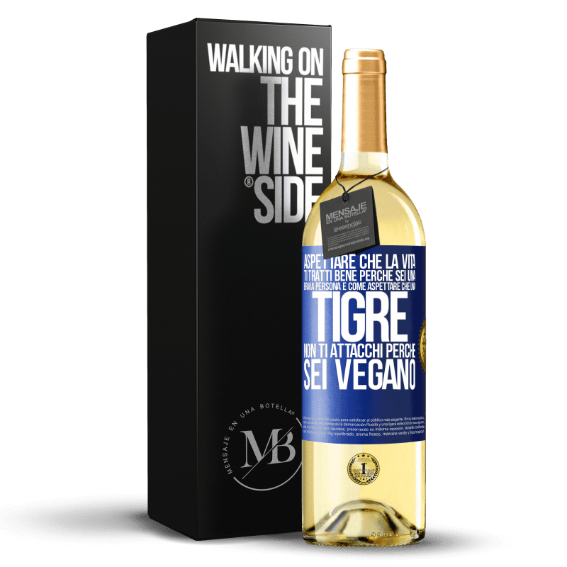 29,95 € Spedizione Gratuita | Vino bianco Edizione WHITE Aspettare che la vita ti tratti bene perché sei una brava persona è come aspettare che una tigre non ti attacchi perché sei Etichetta Blu. Etichetta personalizzabile Vino giovane Raccogliere 2024 Verdejo