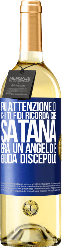 29,95 € | Vino bianco Edizione WHITE Fai attenzione di chi ti fidi. Ricorda che Satana era un angelo e Giuda discepolo Etichetta Blu. Etichetta personalizzabile Vino giovane Raccogliere 2024 Verdejo