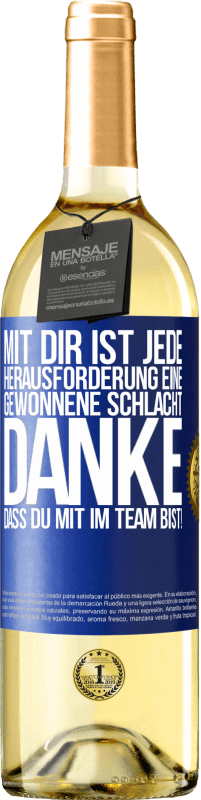 29,95 € | Weißwein WHITE Ausgabe Mit dir ist jede Herausforderung eine gewonnene Schlacht. Danke, dass du mit im Team bist! Blaue Markierung. Anpassbares Etikett Junger Wein Ernte 2024 Verdejo