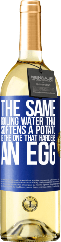 29,95 € | Белое вино Издание WHITE Та же самая кипящая вода, которая смягчает картофель, - та, которая укрепляет яйцо Синяя метка. Настраиваемая этикетка Молодое вино Урожай 2023 Verdejo
