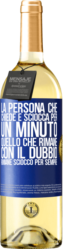 29,95 € Spedizione Gratuita | Vino bianco Edizione WHITE La persona che chiede è sciocca per un minuto. Quello che rimane con il dubbio, rimane sciocco per sempre Etichetta Blu. Etichetta personalizzabile Vino giovane Raccogliere 2024 Verdejo