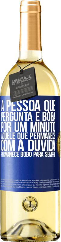 29,95 € Envio grátis | Vinho branco Edição WHITE A pessoa que pergunta é boba por um minuto. Aquele que permanece com a dúvida, permanece bobo para sempre Etiqueta Azul. Etiqueta personalizável Vinho jovem Colheita 2023 Verdejo