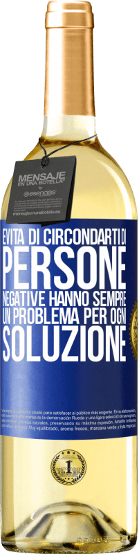 29,95 € | Vino bianco Edizione WHITE Evita di circondarti di persone negative. Hanno sempre un problema per ogni soluzione Etichetta Blu. Etichetta personalizzabile Vino giovane Raccogliere 2024 Verdejo