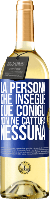 29,95 € Spedizione Gratuita | Vino bianco Edizione WHITE La persona che insegue due conigli non ne cattura nessuna Etichetta Blu. Etichetta personalizzabile Vino giovane Raccogliere 2023 Verdejo