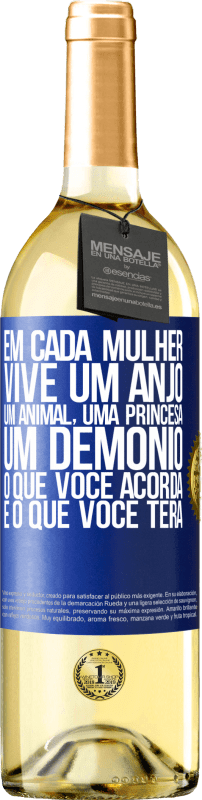 29,95 € | Vinho branco Edição WHITE Em cada mulher vive um anjo, um animal, uma princesa, um demônio. O que você acorda é o que você terá Etiqueta Azul. Etiqueta personalizável Vinho jovem Colheita 2025 Verdejo