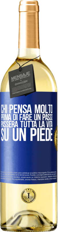 29,95 € | Vino bianco Edizione WHITE Chi pensa molto prima di fare un passo, passerà tutta la vita su un piede Etichetta Blu. Etichetta personalizzabile Vino giovane Raccogliere 2024 Verdejo