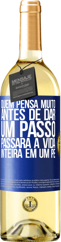 29,95 € | Vinho branco Edição WHITE Quem pensa muito antes de dar um passo, passará a vida inteira em um pé Etiqueta Azul. Etiqueta personalizável Vinho jovem Colheita 2023 Verdejo