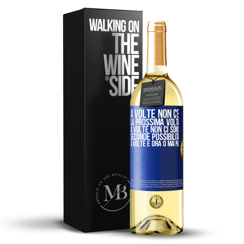 29,95 € Spedizione Gratuita | Vino bianco Edizione WHITE A volte non c'è la prossima volta. A volte non ci sono seconde possibilità. A volte è ora o mai più Etichetta Blu. Etichetta personalizzabile Vino giovane Raccogliere 2024 Verdejo