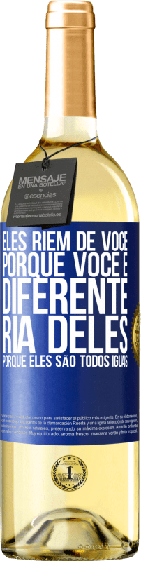 29,95 € | Vinho branco Edição WHITE Eles riem de você porque você é diferente. Ria deles, porque eles são todos iguais Etiqueta Azul. Etiqueta personalizável Vinho jovem Colheita 2024 Verdejo