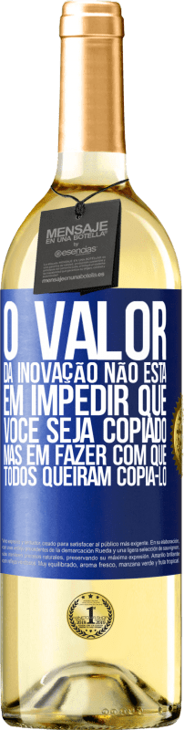 29,95 € | Vinho branco Edição WHITE O valor da inovação não está em impedir que você seja copiado, mas em fazer com que todos queiram copiá-lo Etiqueta Azul. Etiqueta personalizável Vinho jovem Colheita 2024 Verdejo