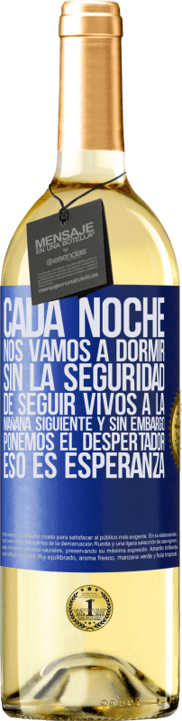 29,95 € | Vino Blanco Edición WHITE Cada noche nos vamos a dormir sin la seguridad de seguir vivos a la mañana siguiente y, sin embargo, ponemos el despertador Etiqueta Azul. Etiqueta personalizable Vino joven Cosecha 2025 Verdejo