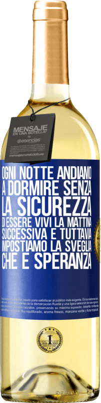 29,95 € | Vino bianco Edizione WHITE Ogni notte andiamo a dormire senza la sicurezza di essere vivi la mattina successiva e tuttavia impostiamo la sveglia. CHE È Etichetta Blu. Etichetta personalizzabile Vino giovane Raccogliere 2024 Verdejo