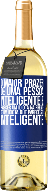 29,95 € Envio grátis | Vinho branco Edição WHITE O maior prazer de uma pessoa inteligente é parecer um idiota na frente de um idiota que parece ser inteligente Etiqueta Azul. Etiqueta personalizável Vinho jovem Colheita 2025 Verdejo