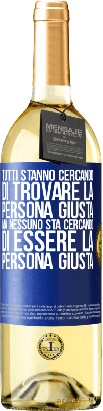 29,95 € | Vino bianco Edizione WHITE Tutti stanno cercando di trovare la persona giusta. Ma nessuno sta cercando di essere la persona giusta Etichetta Blu. Etichetta personalizzabile Vino giovane Raccogliere 2024 Verdejo