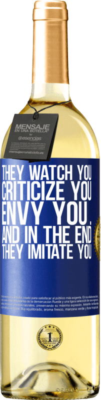 29,95 € | Белое вино Издание WHITE Они следят за тобой, критикуют тебя, завидуют тебе ... и, в конце концов, они подражают тебе Синяя метка. Настраиваемая этикетка Молодое вино Урожай 2023 Verdejo