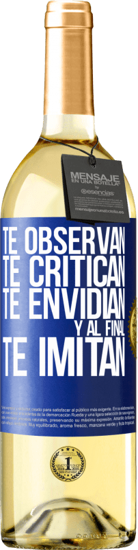 29,95 € Envío gratis | Vino Blanco Edición WHITE Te observan, te critican, te envidian… y al final, te imitan Etiqueta Azul. Etiqueta personalizable Vino joven Cosecha 2025 Verdejo