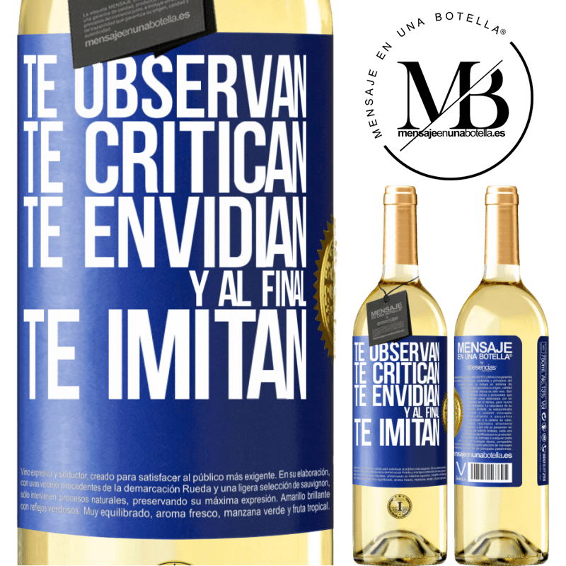 29,95 € Envío gratis | Vino Blanco Edición WHITE Te observan, te critican, te envidian… y al final, te imitan Etiqueta Azul. Etiqueta personalizable Vino joven Cosecha 2024 Verdejo