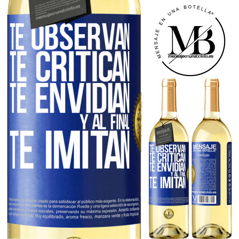 29,95 € Envío gratis | Vino Blanco Edición WHITE Te observan, te critican, te envidian… y al final, te imitan Etiqueta Azul. Etiqueta personalizable Vino joven Cosecha 2025 Verdejo