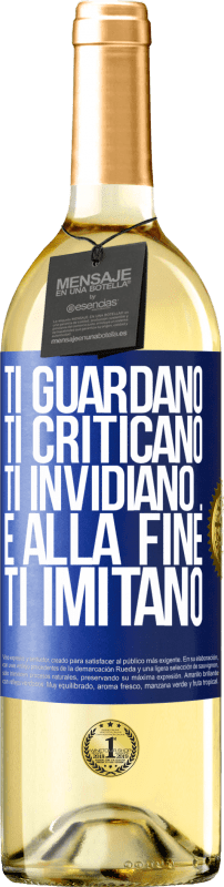 29,95 € Spedizione Gratuita | Vino bianco Edizione WHITE Ti guardano, ti criticano, ti invidiano ... e alla fine ti imitano Etichetta Blu. Etichetta personalizzabile Vino giovane Raccogliere 2023 Verdejo