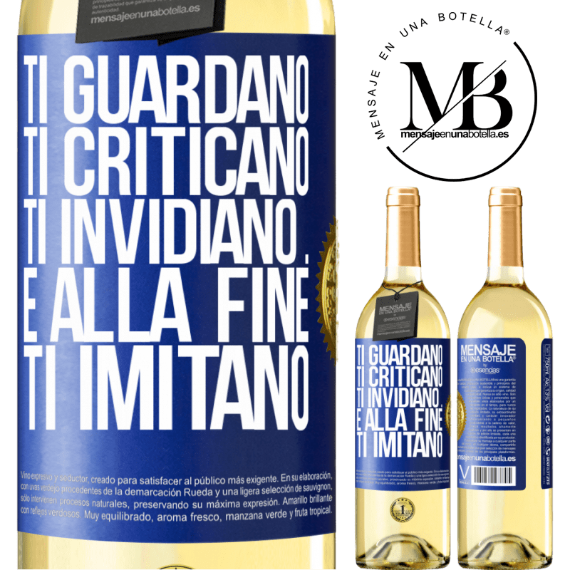 29,95 € Spedizione Gratuita | Vino bianco Edizione WHITE Ti guardano, ti criticano, ti invidiano ... e alla fine ti imitano Etichetta Blu. Etichetta personalizzabile Vino giovane Raccogliere 2025 Verdejo