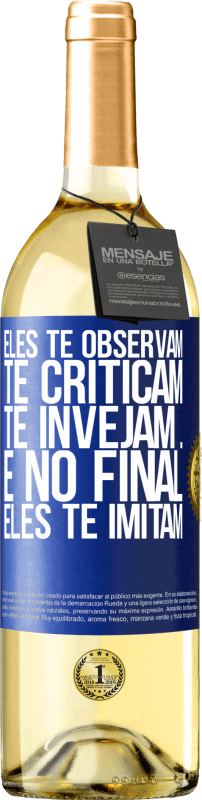29,95 € Envio grátis | Vinho branco Edição WHITE Eles te observam, te criticam, te invejam ... e no final, eles te imitam Etiqueta Azul. Etiqueta personalizável Vinho jovem Colheita 2025 Verdejo