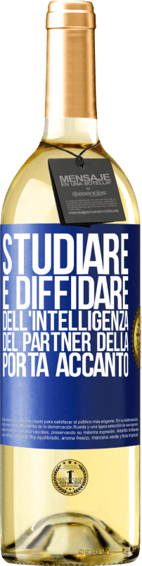 29,95 € Spedizione Gratuita | Vino bianco Edizione WHITE Studiare è diffidare dell'intelligenza del partner della porta accanto Etichetta Blu. Etichetta personalizzabile Vino giovane Raccogliere 2023 Verdejo