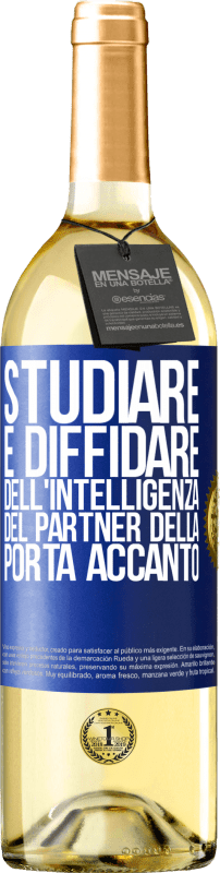 29,95 € Spedizione Gratuita | Vino bianco Edizione WHITE Studiare è diffidare dell'intelligenza del partner della porta accanto Etichetta Blu. Etichetta personalizzabile Vino giovane Raccogliere 2025 Verdejo