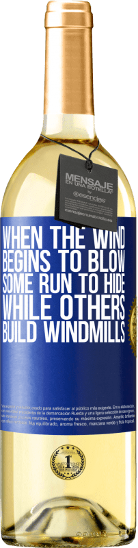 29,95 € Бесплатная доставка | Белое вино Издание WHITE Когда ветер начинает дуть, некоторые бегут, чтобы спрятаться, другие строят ветряные мельницы Синяя метка. Настраиваемая этикетка Молодое вино Урожай 2023 Verdejo
