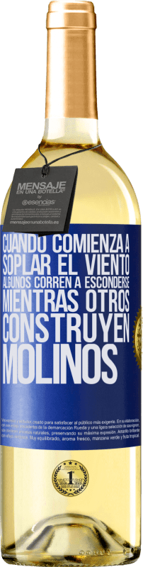 29,95 € | Vino Blanco Edición WHITE Cuando comienza a soplar el viento, algunos corren a esconderse, mientras otros construyen molinos Etiqueta Azul. Etiqueta personalizable Vino joven Cosecha 2024 Verdejo