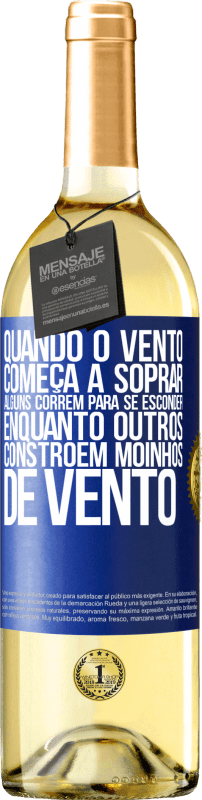 «Quando o vento começa a soprar, alguns correm para se esconder, enquanto outros constroem moinhos de vento» Edição WHITE