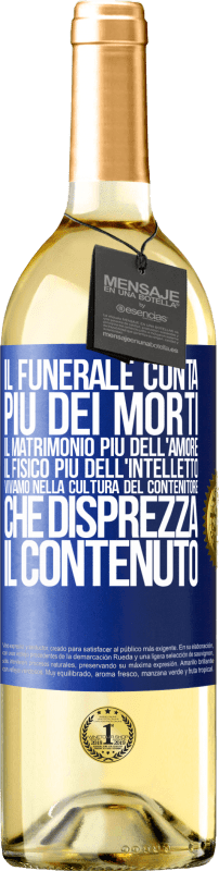 29,95 € Spedizione Gratuita | Vino bianco Edizione WHITE Il funerale conta più dei morti, il matrimonio più dell'amore, il fisico più dell'intelletto. Viviamo nella cultura del Etichetta Blu. Etichetta personalizzabile Vino giovane Raccogliere 2023 Verdejo