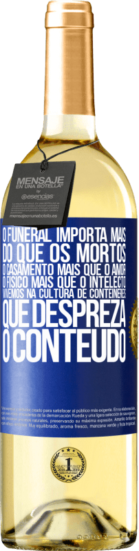 29,95 € | Vinho branco Edição WHITE O funeral importa mais do que os mortos, o casamento mais que o amor, o físico mais que o intelecto. Vivemos na cultura de Etiqueta Azul. Etiqueta personalizável Vinho jovem Colheita 2024 Verdejo