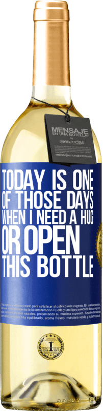 29,95 € 送料無料 | 白ワイン WHITEエディション 今日は抱擁が必要な日、またはこのボトルを開く日です 青いタグ. カスタマイズ可能なラベル 若いワイン 収穫 2023 Verdejo