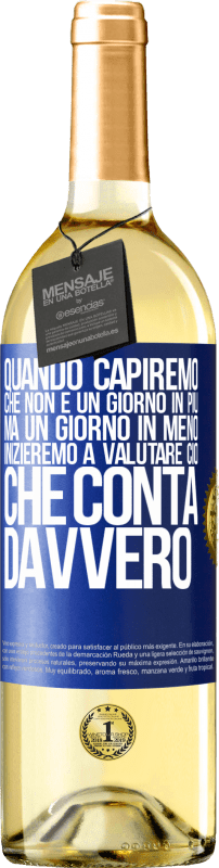 29,95 € | Vino bianco Edizione WHITE Quando capiremo che non è un giorno in più, ma un giorno in meno, inizieremo a valutare ciò che conta davvero Etichetta Blu. Etichetta personalizzabile Vino giovane Raccogliere 2024 Verdejo