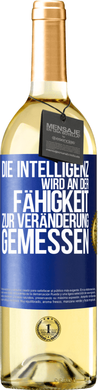 Kostenloser Versand | Weißwein WHITE Ausgabe Die Intelligenz wird an der Fähigkeit zur Veränderung gemessen Blaue Markierung. Anpassbares Etikett Junger Wein Ernte 2023 Verdejo