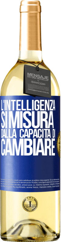 29,95 € Spedizione Gratuita | Vino bianco Edizione WHITE L'intelligenza si misura dalla capacità di cambiare Etichetta Blu. Etichetta personalizzabile Vino giovane Raccogliere 2025 Verdejo